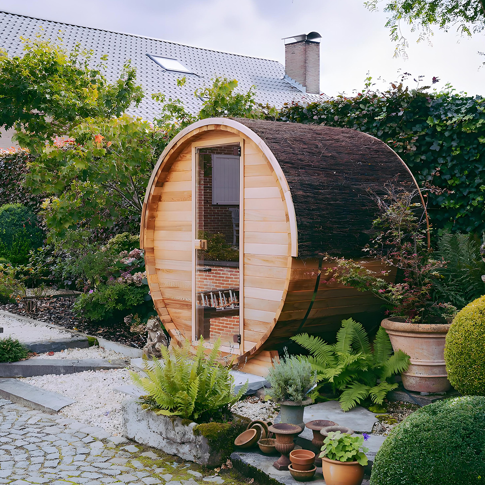 Sauna de barril de cedro en un jardín con helechos