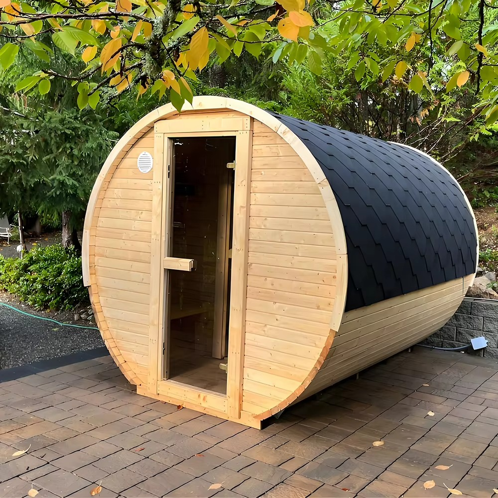 Sauna de barril de pino con techo de tejas en un patio