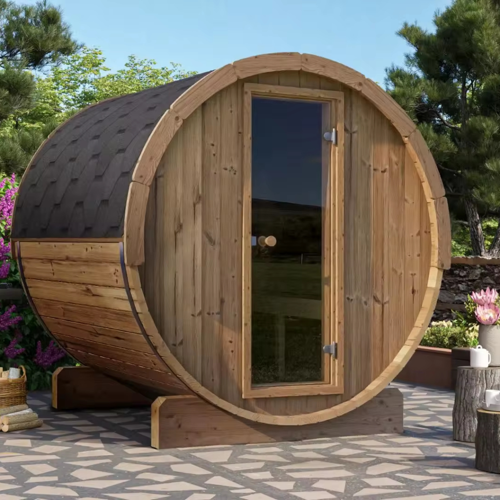 Sauna de barril con puerta de vidrio en un jardín